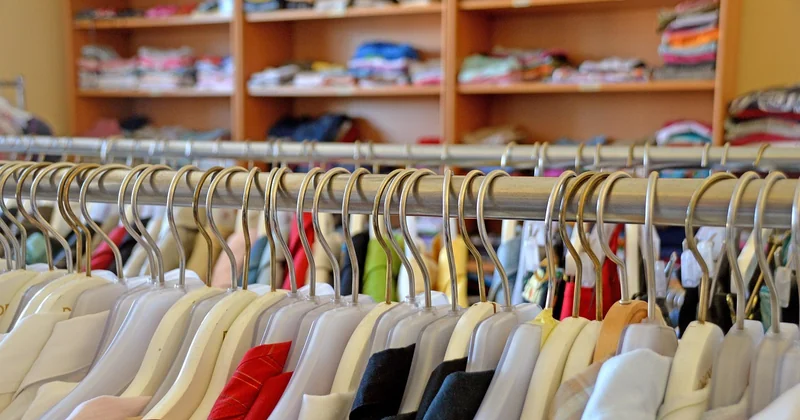 Farbe Koralle in der Kleidung: mutiger als man denkt
